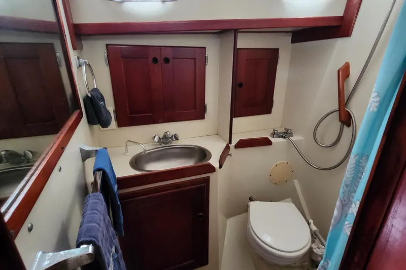 Slide: The Image of Valiant 40 Cutter 1989 - 55