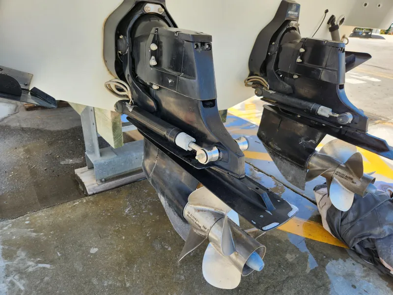 Slide: The Image of 2007 Formula 330 Sun Sport boat propellers and outdrives on display. - 39