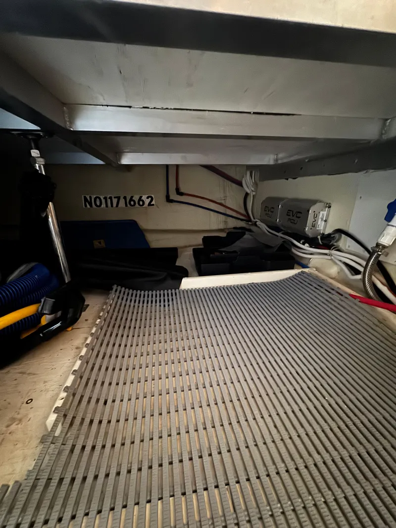 Slide: The Image of Carver Yachts 41 Cockpit Motor Yacht 2005 - 37