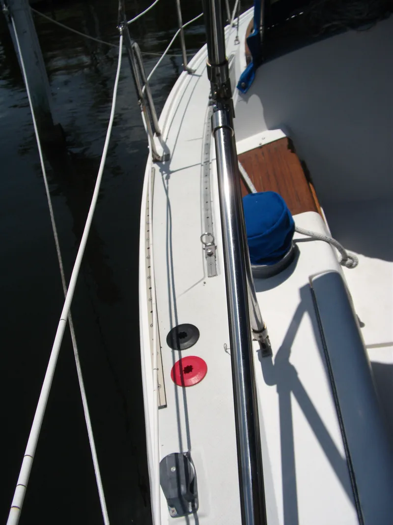 Slide: The Image of 1992 Catalina 30 MkII sailboat deck with rigging and winch. - 37