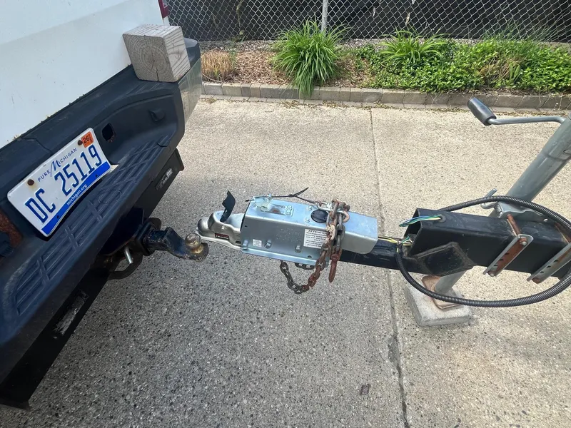 Slide: The Image of Trailer hitch connected to a vehicle, ready for towing a 2004 Sea Ray 220 Sundeck. - 11