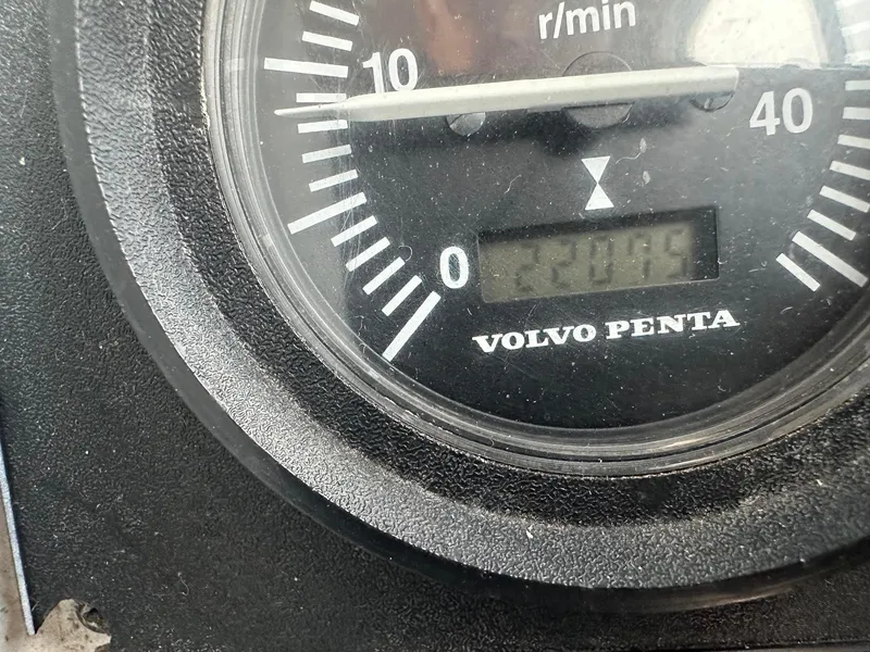 Slide: The Image of Volvo Penta tachometer displaying engine hours on a Radon 26, 1987 model. - 25