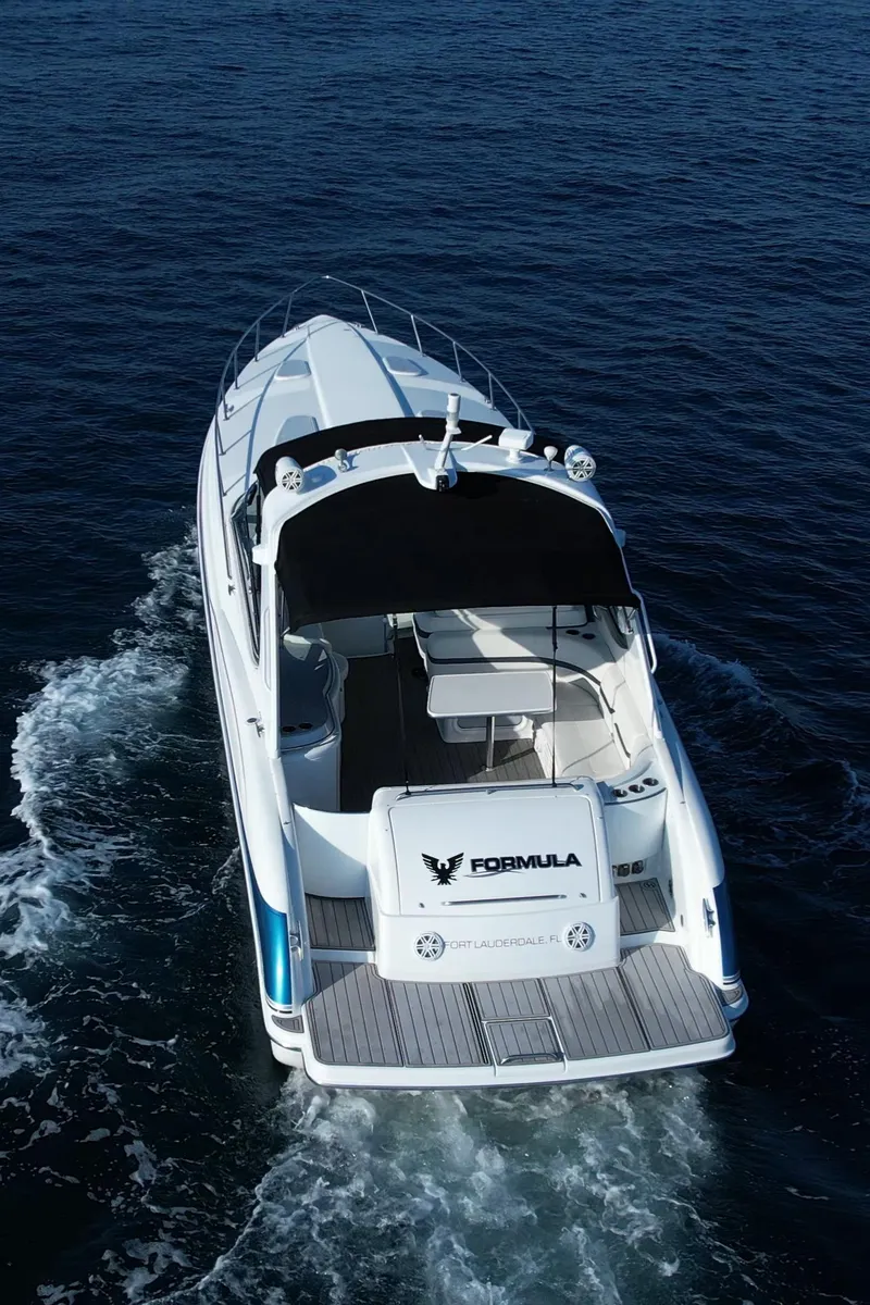 Slide: The Image of 2006 Formula 400 Super Sport yacht cruising on open water. - 11