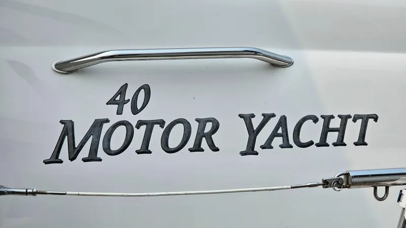 Slide: The Image of 2007 Sea Ray 40 Motor Yacht nameplate with chrome handle detail. - 29