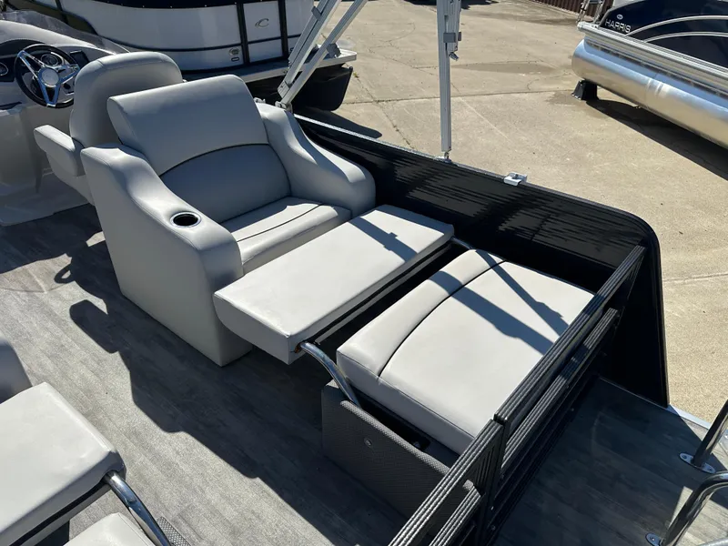 Slide: The Image of 2022 Crest Classic DLX SLRC 220 boat with luxurious seating and cup holder. - 17