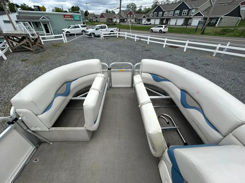 Slide: The Image of 2007 Avalon Windjammer 18' pontoon boat with spacious seating and modern design. - 10