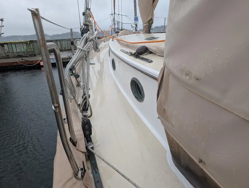 Slide: The Image of 1977 Alajuela 38 Mk1 sailboat deck with ropes and fittings in a marina. - 19