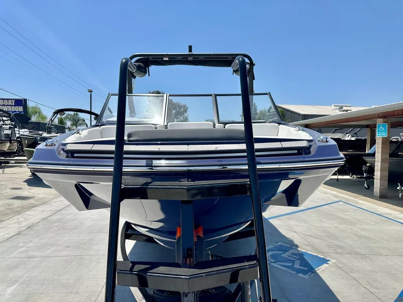 Slide: The Image of Heyday Wake Boats H22 2025 - 10