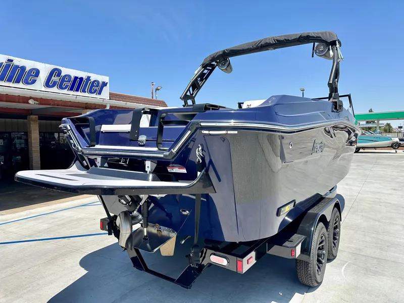 Slide: The Image of Heyday Wake Boats H22 2025 - 11