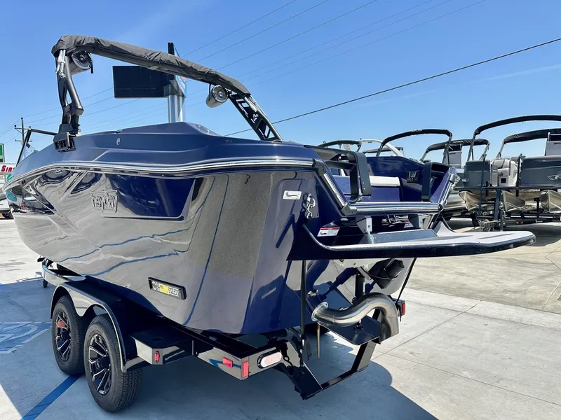 Slide: The Image of Heyday Wake Boats H22 2025 - 12