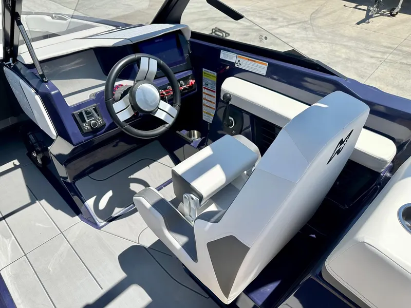 Slide: The Image of Heyday Wake Boats H22 2025 - 13