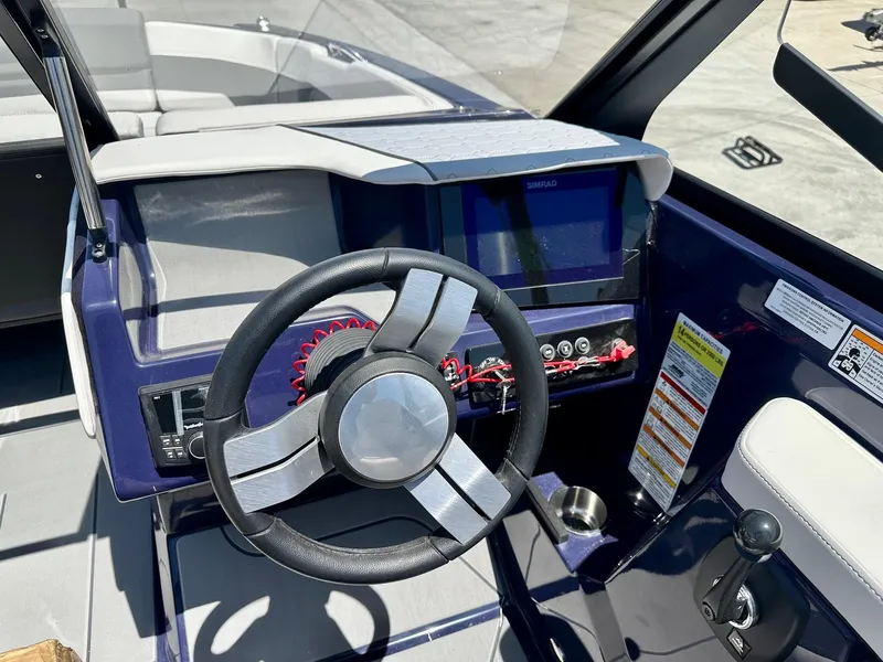 Slide: The Image of Heyday Wake Boats H22 2025 - 14