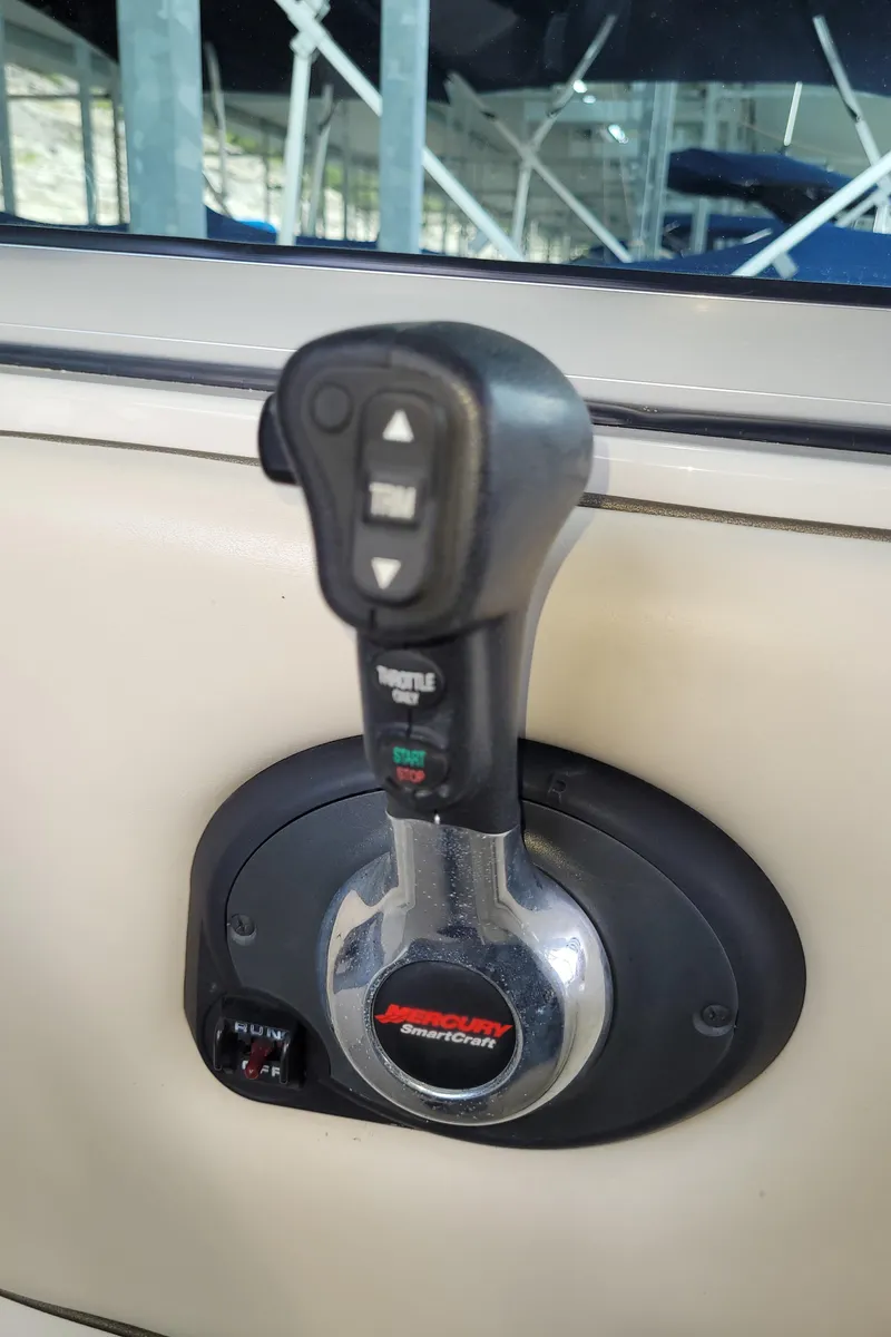 Slide: The Image of Throttle control of a 2008 Sea Ray 260 Sundeck boat. - 17