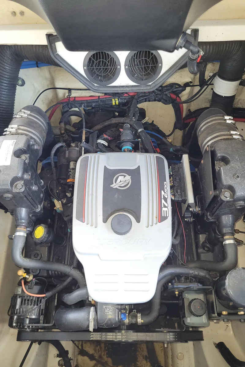 Slide: The Image of Engine of a 2008 Sea Ray 260 Sundeck boat, detailed view. - 29