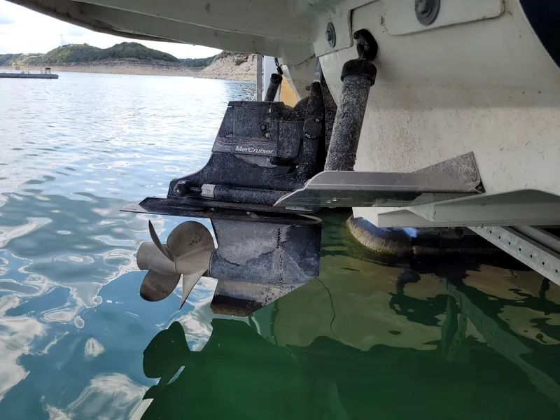 Slide: The Image of Outboard motor of 2008 Sea Ray 260 Sundeck in calm water. - 31