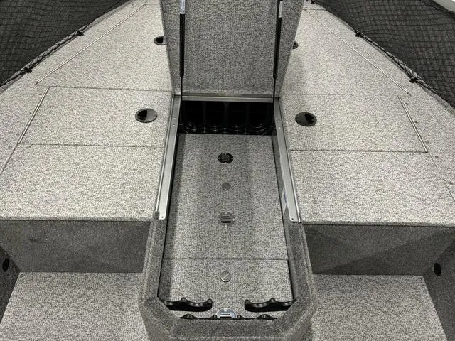 Slide: The Image of Alumacraft Voyageur 175 Tiller 2024 - 9