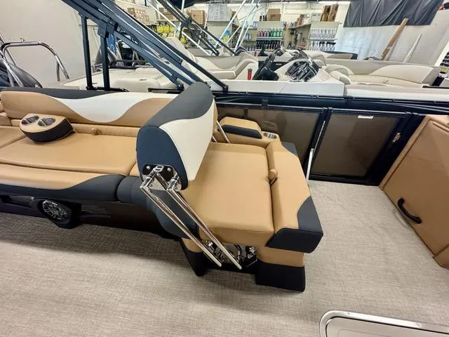 Slide: The Image of Tahoe LTZ 2585 QLS 2025 - 10