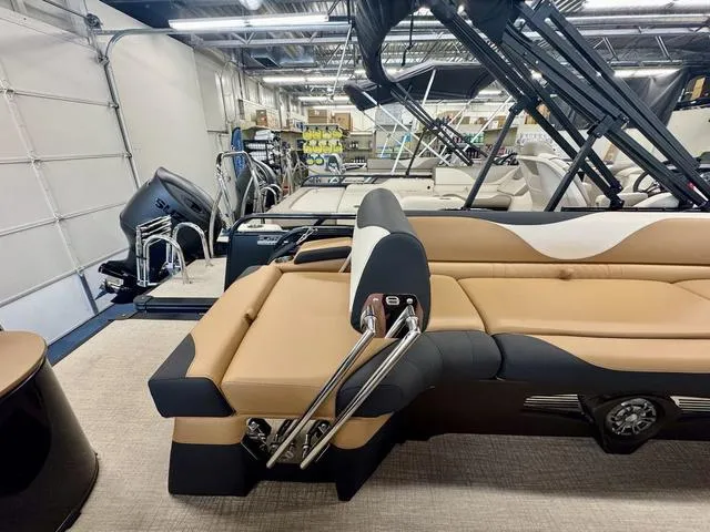 Slide: The Image of Tahoe LTZ 2585 QLS 2025 - 13