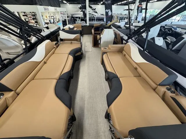 Slide: The Image of Tahoe LTZ 2585 QLS 2025 - 15