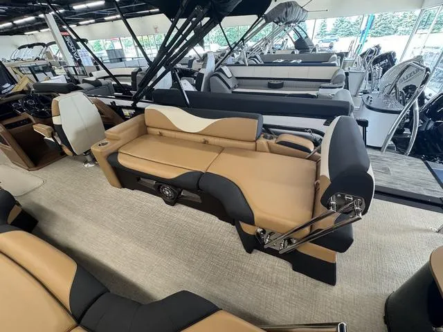 Slide: The Image of Tahoe LTZ 2585 QLS 2025 - 16