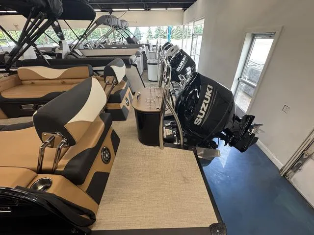 Slide: The Image of Tahoe LTZ 2585 QLS 2025 - 17