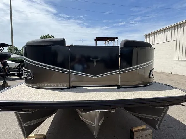 Slide: The Image of Tahoe LTZ 2585 QLS 2025 - 3