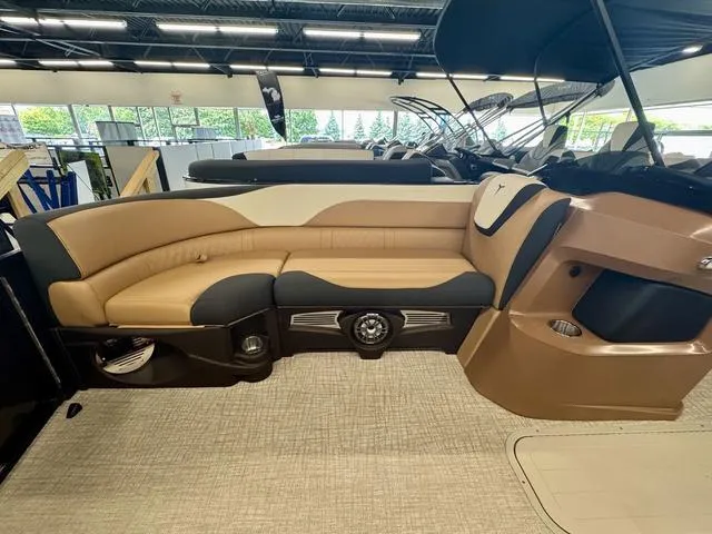 Slide: The Image of Tahoe LTZ 2585 QLS 2025 - 5