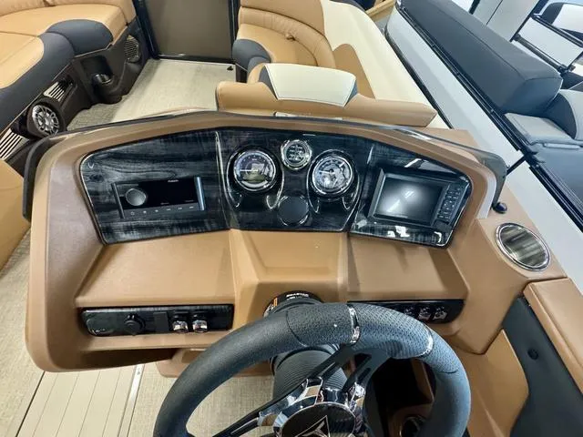 Slide: The Image of Tahoe LTZ 2585 QLS 2025 - 9