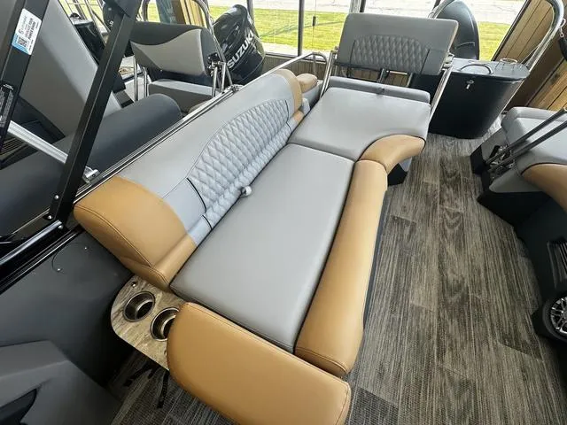 Slide: The Image of Tahoe Grand Tahoe 2585 LTD QLS 2025 - 11