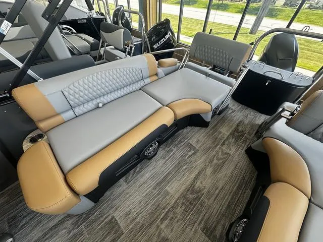 Slide: The Image of Tahoe Grand Tahoe 2585 LTD QLS 2025 - 4