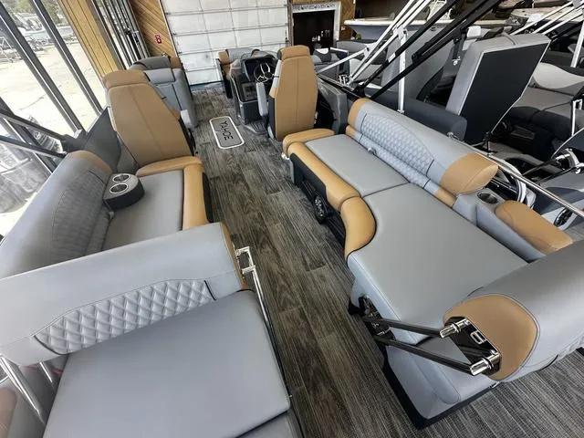 Slide: The Image of Tahoe Grand Tahoe 2585 LTD QLS 2025 - 5