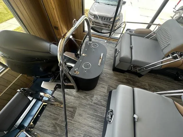 Slide: The Image of Tahoe Grand Tahoe 2585 LTD QLS 2025 - 6