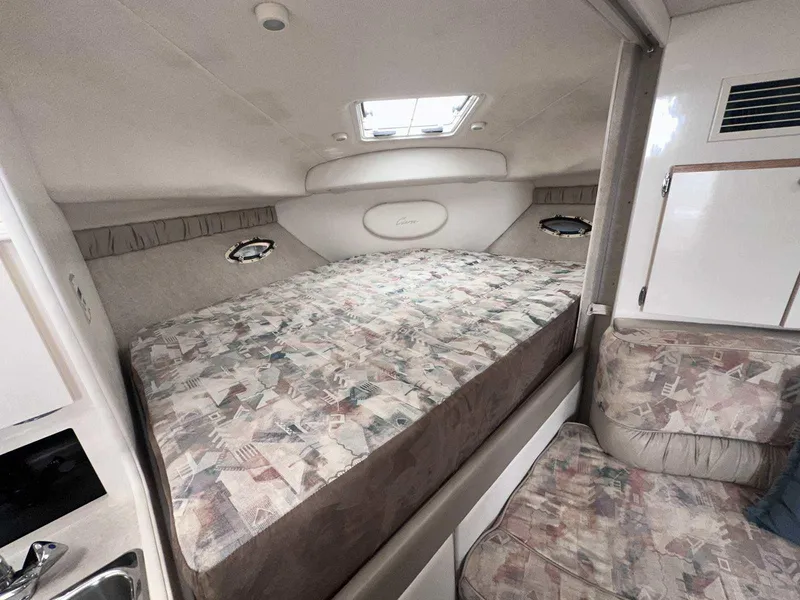 Slide: The Image of 2000 Bayliner 3055 Ciera Sunbridge DX/LX cabin interior with bed and seating area. - 16