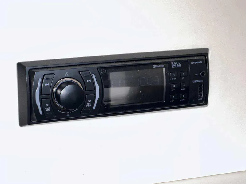 Slide: The Image of Boat stereo system on a 2000 Bayliner 3055 Ciera Sunbridge DX/LX. - 23