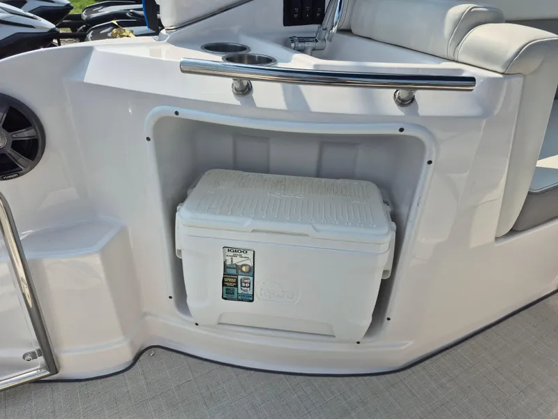 Slide: The Image of Regal 28 Express Cruiser 2020 - 12