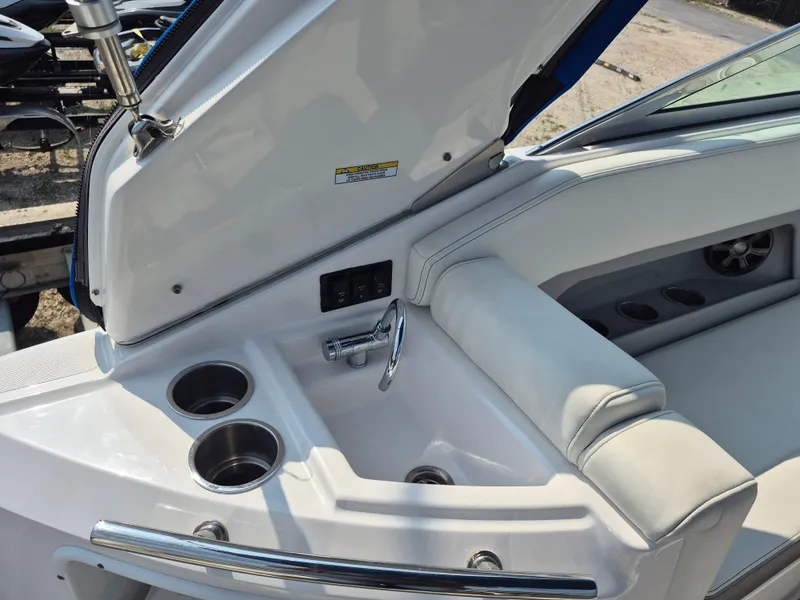 Slide: The Image of Regal 28 Express Cruiser 2020 - 13