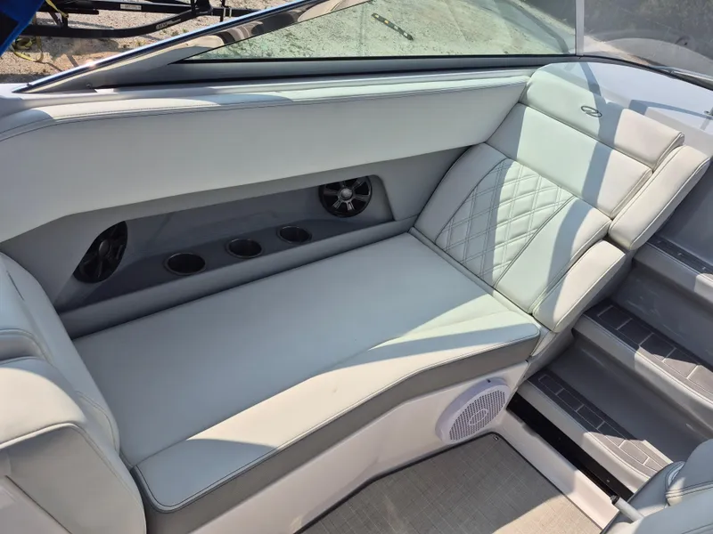 Slide: The Image of Regal 28 Express Cruiser 2020 - 14