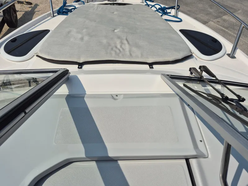 Slide: The Image of Regal 28 Express Cruiser 2020 - 25