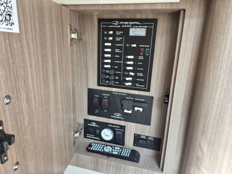 Slide: The Image of Regal 28 Express Cruiser 2020 - 43