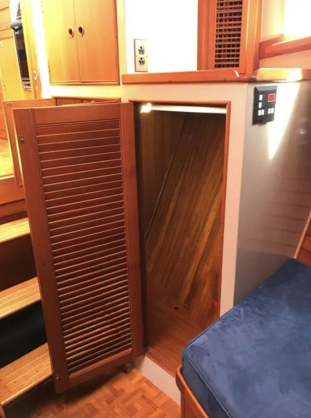 Slide: The Image of Grand Banks 42 Classic 1994 - 56