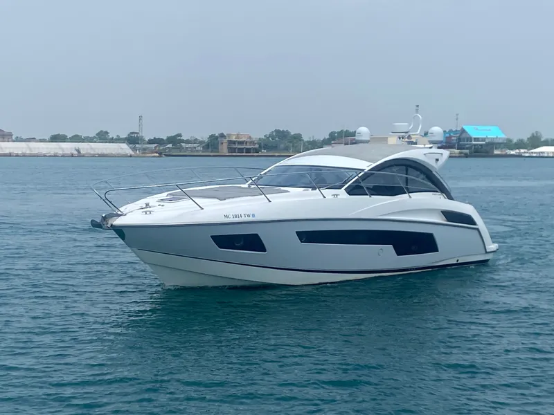 Slide: The Image of Sunseeker Portofino 40 2013 - 6