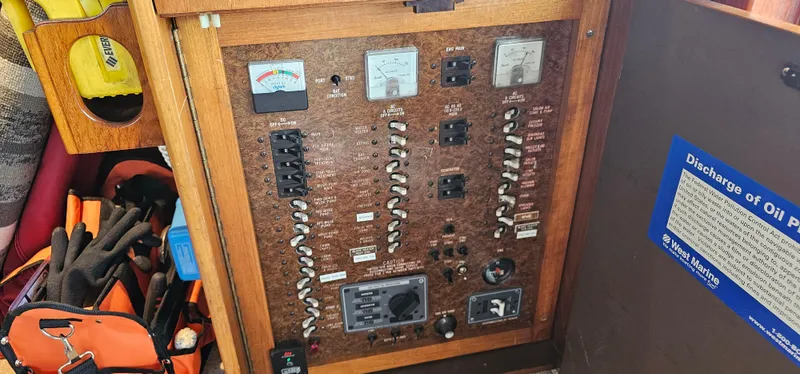 Slide: The Image of Interior of 1987 Ocean Yachts 48 Super Sport with comfortable seating and elegant decor. - 44