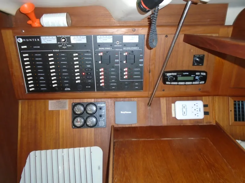 Slide: The Image of Hunter 410 2002 - 12