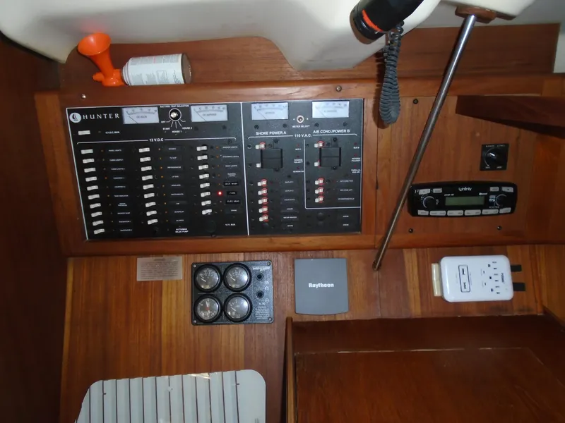 Slide: The Image of Hunter 410 2002 - 13