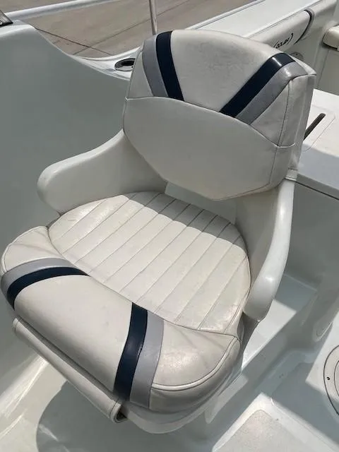 Slide: The Image of White and blue boat seat on a 2006 Polar Dynasty 2100 DC. - 8