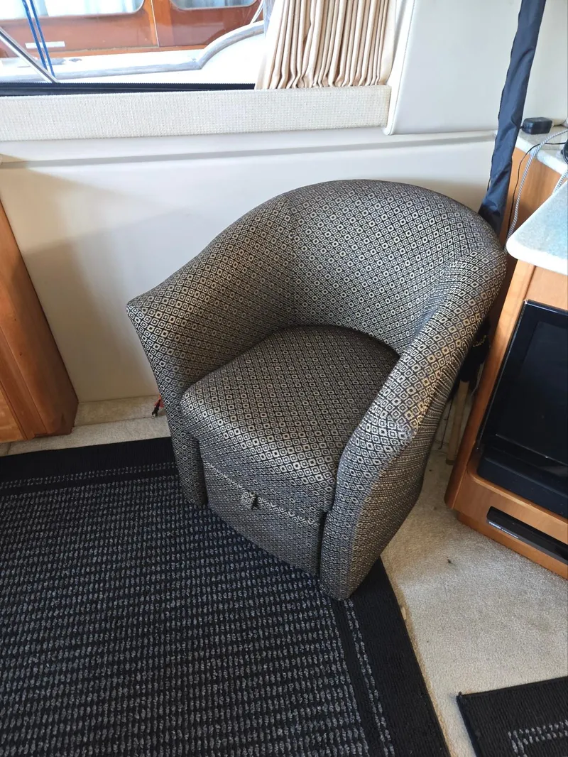 Slide: The Image of Armchair in 2004 Meridian 381 Sedan interior, near window and wooden cabinet. - 48