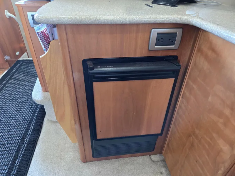 Slide: The Image of Meridian 381 Sedan 2004 - 52