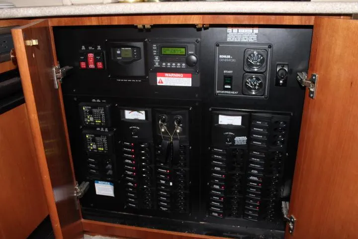 Slide: The Image of Meridian 381 Sedan 2004 - 64