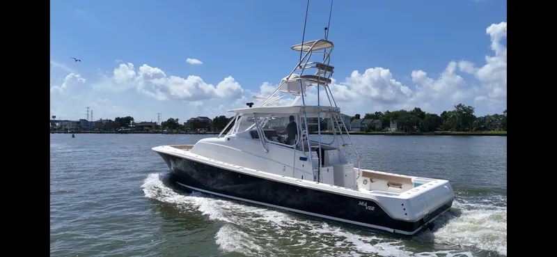 Slide: The Image of 2015 SeaVee 43 Fish-Around boat cruising on a sunny day with clear skies. - 33