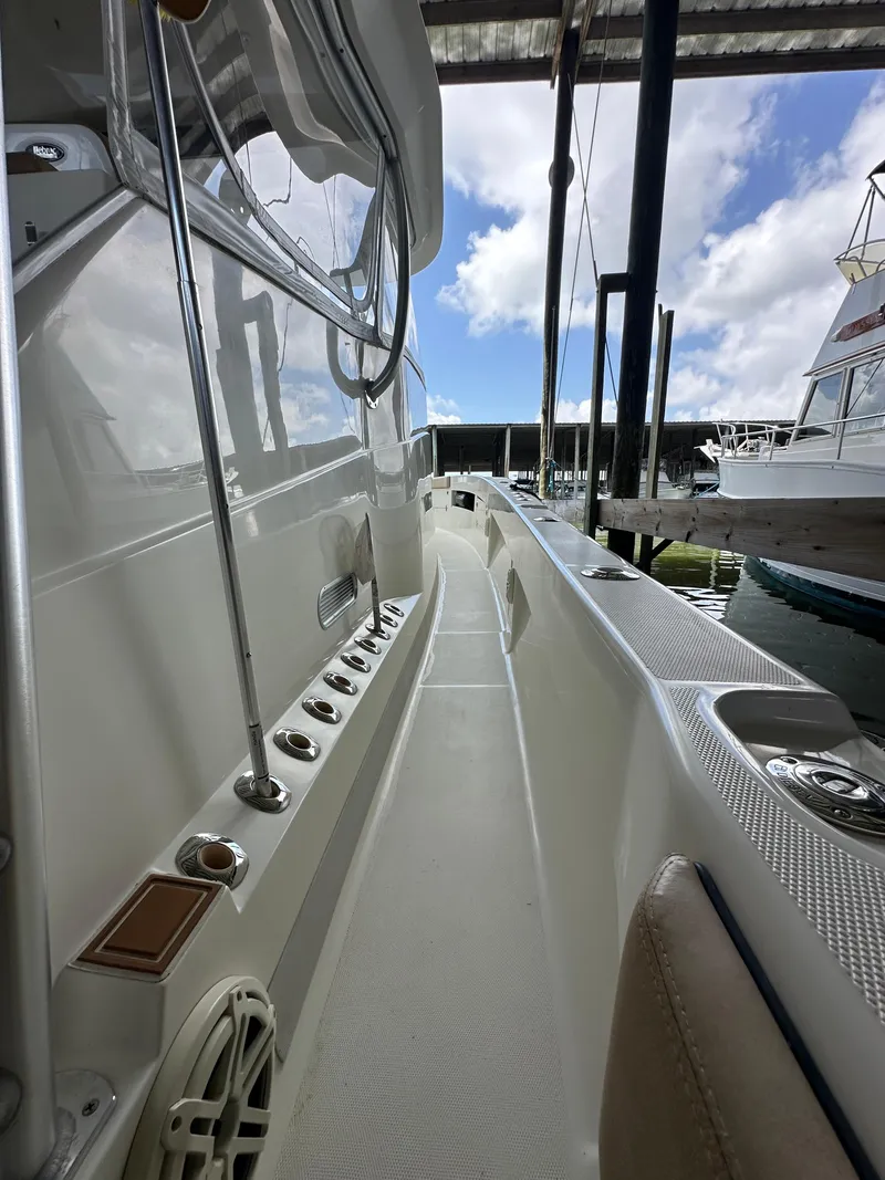 Slide: The Image of 2015 SeaVee 43 Fish-Around boat deck view under a sunny sky. - 46